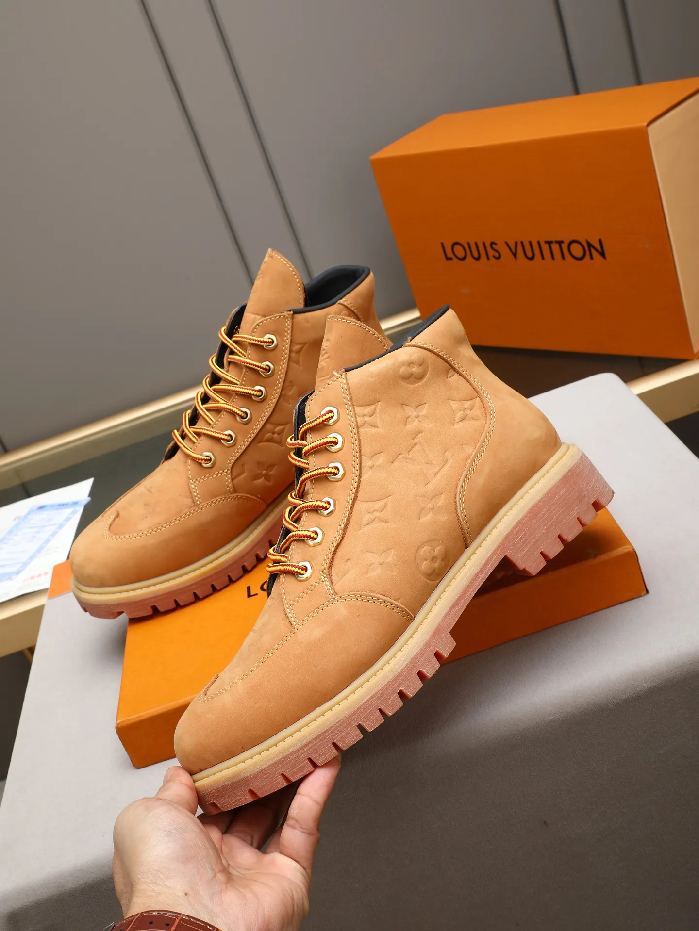 PP460 LOUIS VUITTON ss25 LV donkey brand new thick-soled lace-up big-toe shoes men's casual shoes high-top short boots. These boots are crafted from top-grain calf leather for a lightweight and comfortable fit. The thick EVA outsole is embellished with eye-catching ridges, and the trendy attitude of being both strong and soft makes it an everyday choice. ✔Upper: imported first-layer cowhide ✔Inner lining: sheep lining ✔Outsole: original molded outsole Size: 38-44 (45 customized)